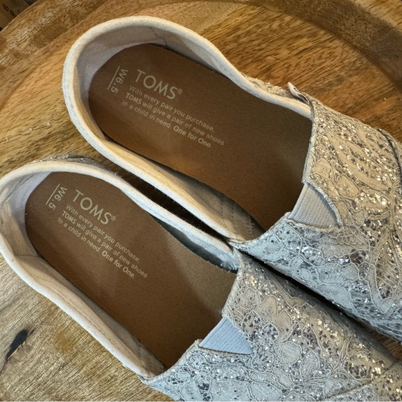 TOMS Silver Lace Glitz Alpargata Flats Like New Sz 6.5 - Picture 6 of 8